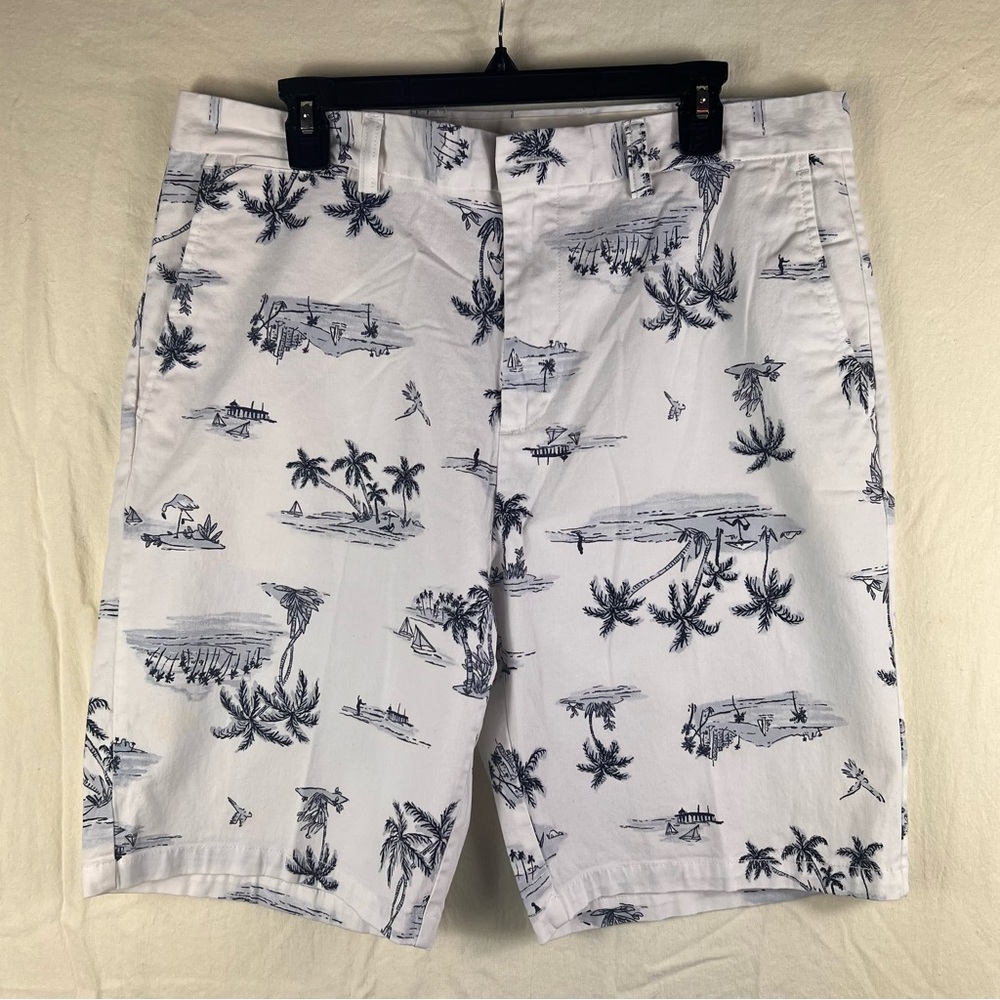 Old Navy Ultimate Slim Tropical Print Shorts Size 36 White Blue Cotton Stretch